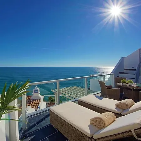 Casa Coelho - Jacuzzi Rooftop- Frente Mar- Chic 호텔